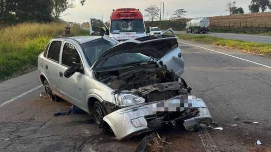 Carro capotou e motorista ficou preso às ferragens