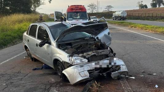 Carro capotou e motorista ficou preso às ferragens