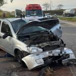 Corsa capota em rodovia e motorista fica preso às ferragens no interior de Minas; veja imagens