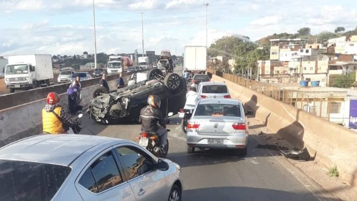 Dois acidentes no Anel Rodoviário, no sentido Vitória, atrapalham a vida do motorista na volta para casa 