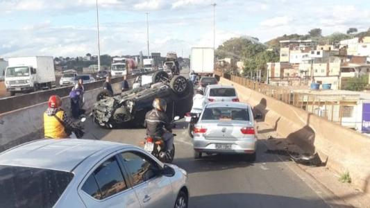 Carro capotou na altura no viaduto da Cristiano Machado, no Anel Rodoviário