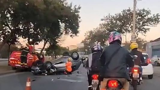Carro capotou na avenida Risoleta Neves