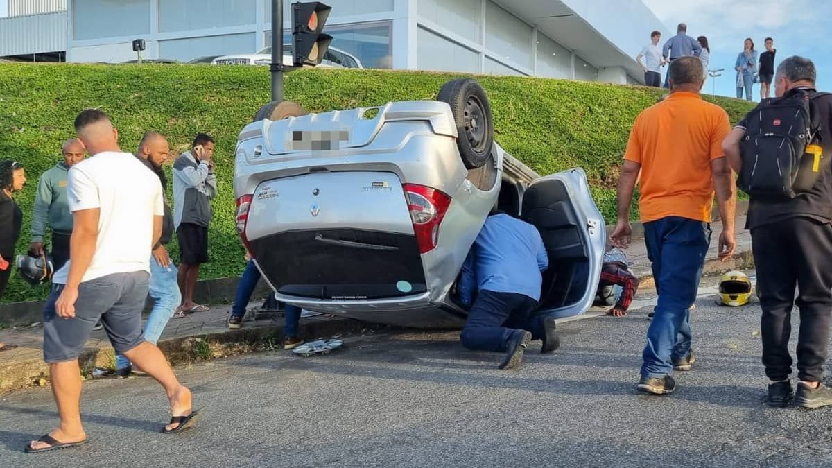 Carro capota na entrada da avenida Raja Gabaglia, no Estoril
