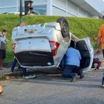 Carro capota na entrada da avenida Raja Gabaglia, no Estoril