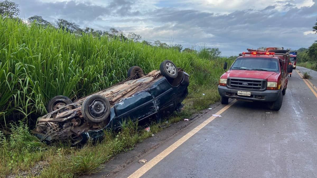 Carro com cinco pessoas da mesma família bate com caminhão e capota na MG-060