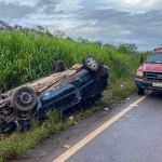 Carro com cinco pessoas da mesma família bate com caminhão e capota na MG-060