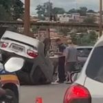 Carro capota e vai parar sobre mureta de proteção no Anel Rodoviário