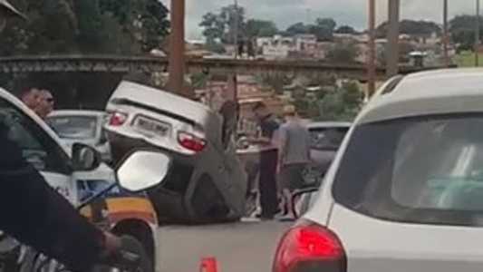 Carro capotou no Anel Rodoviário, em BH