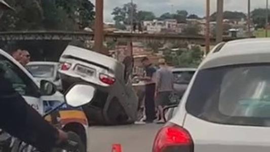 Carro capotou no Anel Rodoviário, em BH