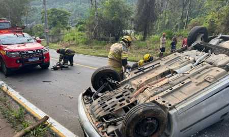 Carro capotou no Vale do Ipê
