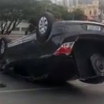 Carro capota em importante via de acesso ao centro de Belo Horizonte