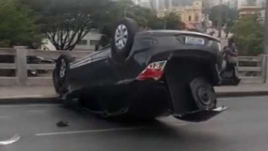 Carro capotou no Viaduto Floresta, que está parcialmente interditado