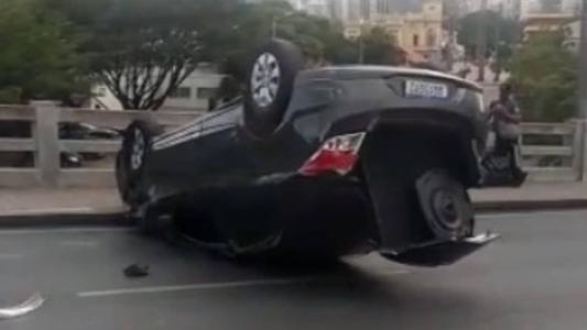 Carro capotou no Viaduto Floresta, que está parcialmente interditado