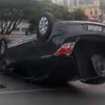 Carro capota em importante via de acesso ao centro de Belo Horizonte