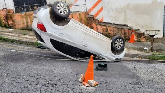 Carro capotou quando descia a rua Geraldo Pereira dos Santos, no bairro Jardim dos Comerciários, na região de Venda Nova