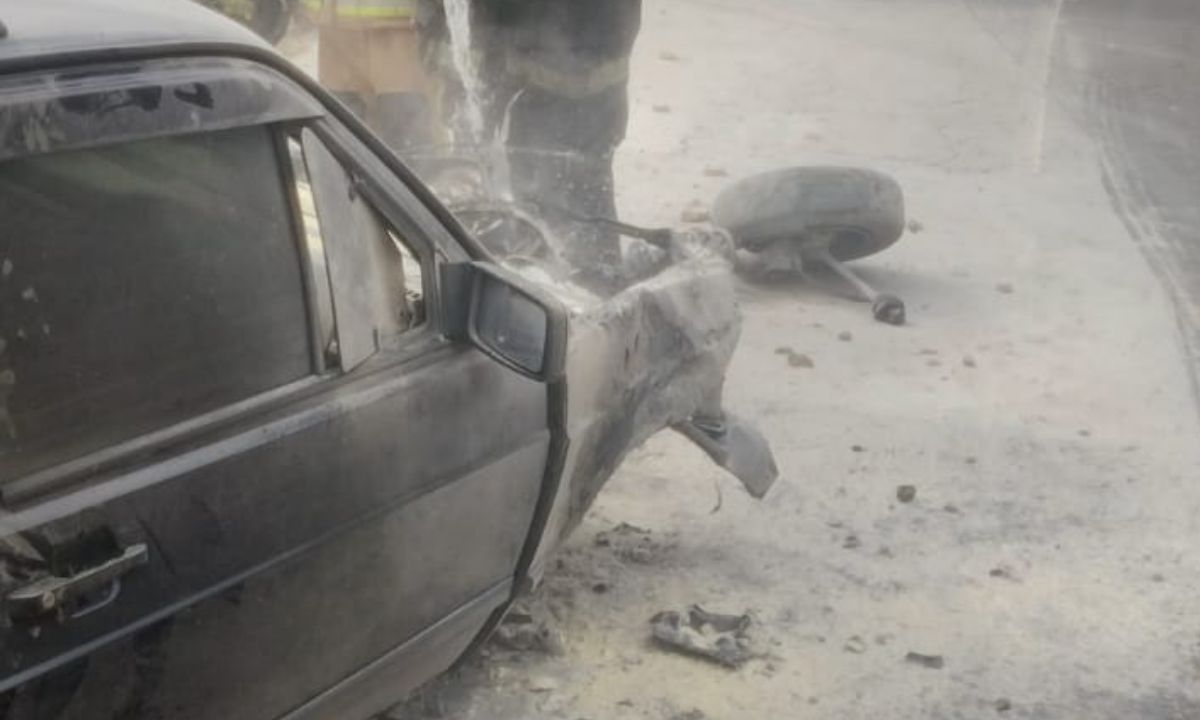 Carro colide contra muro e pega fogo na Avenida JK em Juiz de Fora