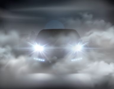 carro com farol e luz de neblina ligados