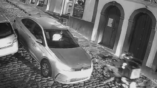 Carro da SEBRAE na contramão na Rua Direita