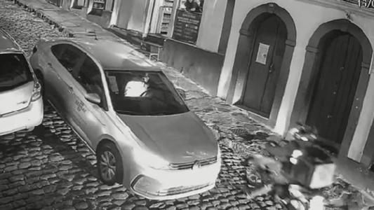 Carro da SEBRAE na contramão na Rua Direita
