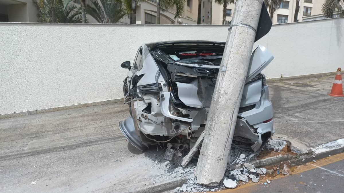 Veja fotos e vídeos do Porsche Cayenne de R$ 1 milhão destruído após bater em poste no bairro Vila da Serra
