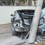Veja fotos e vídeos do Porsche Cayenne de R$ 1 milhão destruído após bater em poste no bairro Vila da Serra