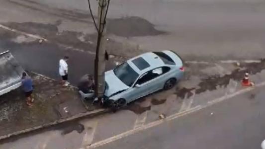 Carro de luxo fica com a frente destruída