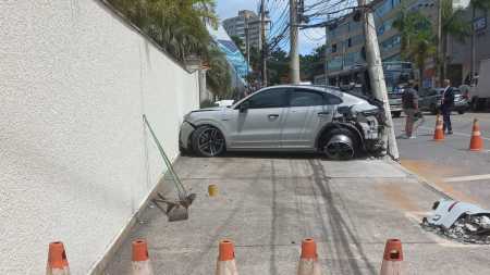 Carro de luxo ficou destruído na frente e na traseira