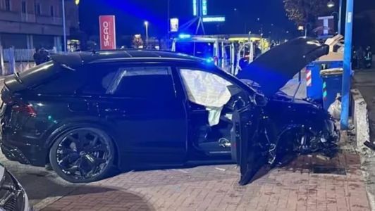Carro de Mario Balotelli ficou parcialmente destruído, em Brescia