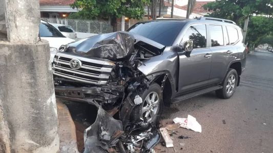 Carro de Óscar Cardozo após acidente em Assunção, no Paraguai