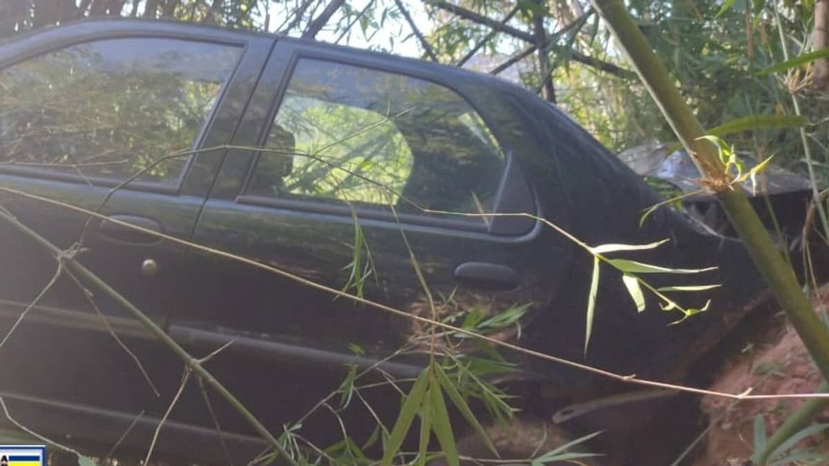 Mulher passa mal ao volante, desce ribanceira e é presa por dirigir sem CNH em Nova Serrana 