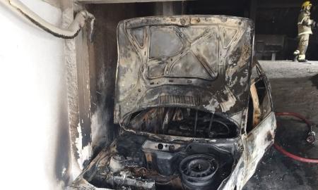 Carro destruído em incêndio na garagem em Juiz de Fora