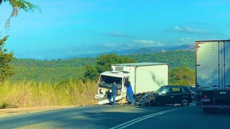 Carro e carreta bateram de frente na BR-381; motorista do carro morreu