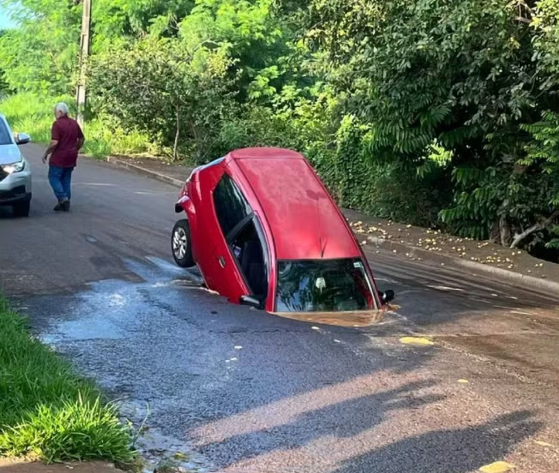 Carro é 'engolido' por buraco quando pai levava filho para creche: 'Na hora eu assustei'