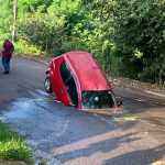 Carro é 'engolido' por buraco quando pai levava filho para creche: 'Na hora eu assustei'