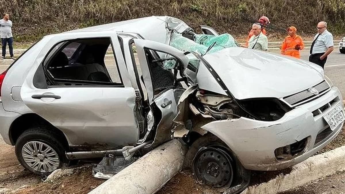 Carro parte ao meio após bater em poste e motorista sobrevive; veja imagens
