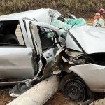 Carro parte ao meio após bater em poste e motorista sobrevive; veja imagens