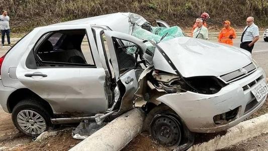 Carro é partido no meio após chocar contra poste em Ipatinga, neste sábado (2)