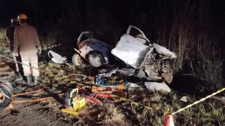 Carro em que jornalista estava ficou completamente destruido