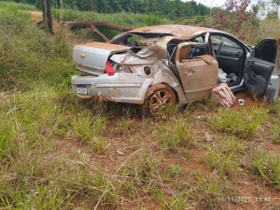 Carro em que o casal estava ficou destruído após acidente