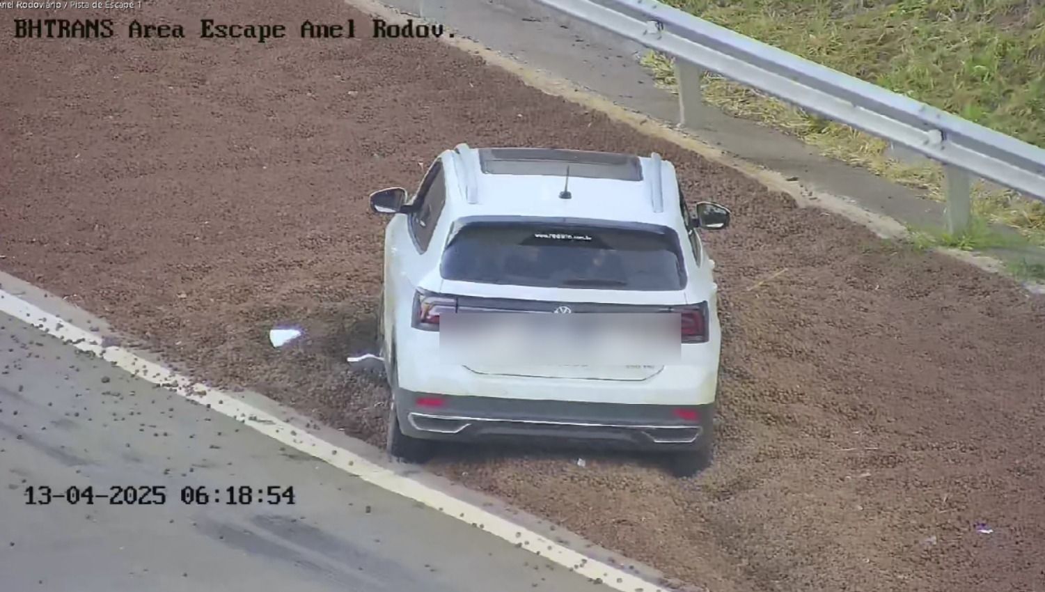 Carro entra na área de escape e fica preso por quase 3h no Anel Rodoviário, em BH