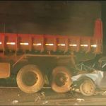 Três jovens morrem em grave acidente após carro bater na traseira de caminhão no interior de Minas