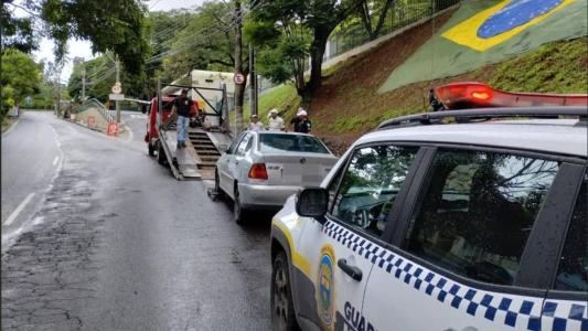 Carro estava estacionado próximo à entrada do Comando da 4ª Região Militar da capital
