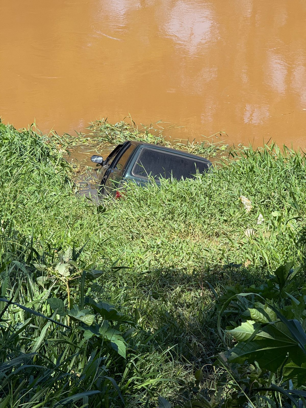 Grande BH: homem é encontrado morto em porta-malas de carro submerso em rio
