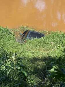 Carro estava parcialmente submerso no Rio Paraopeba, em Betim