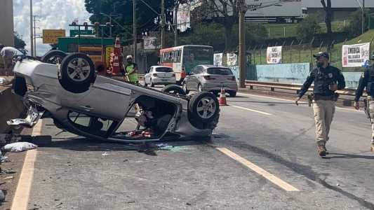Carro  fica com o teto no asfalto após batida na Fernão Dias