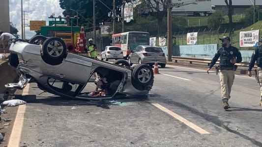 Carro fica com o teto no asfalto após batida na Fernão Dias