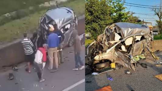 Carro fica destruído