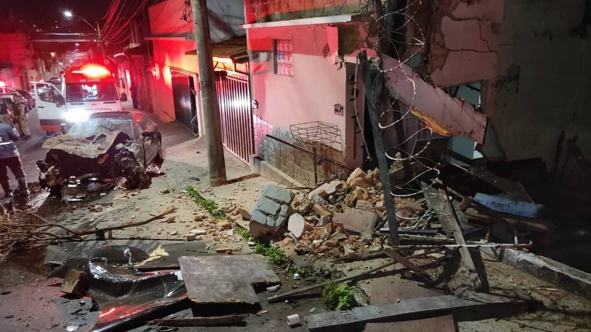Vídeo mostra momento em que carro dirigido por adolescente bate em casas no Santa Tereza em BH  