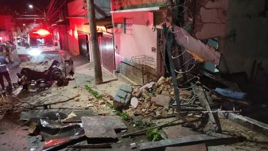 Carro ficou com a frente destruída após atingir duas casas no bairro Santa Tereza em Belo Horizonte