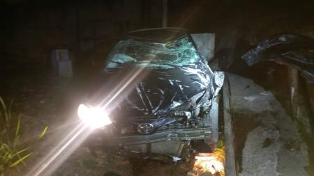 Carro ficou com a frente completamente destruída